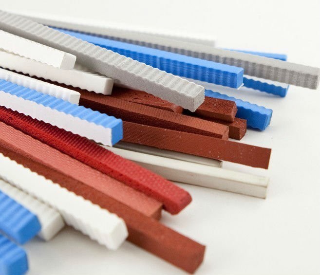 Σκληρότητα 40-45 βαθμούς Ακτή C Διαδικασία κατασκευής πετρωμάτων Ανοιχτόκύτταρο καουτσούκ για κοπή