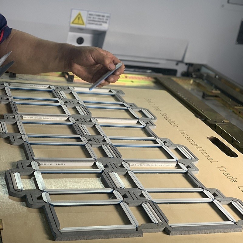 Τρίψιμο χονδρικής γραμματοσειράς για την κατασκευή χαρτονιού και κυματοειδούς χαρτιού