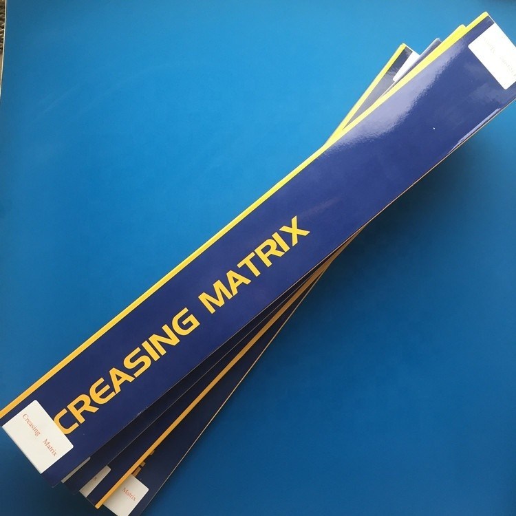 Τρίψιμο χονδρικής γραμματοσειράς για την κατασκευή χαρτονιού και κυματοειδούς χαρτιού