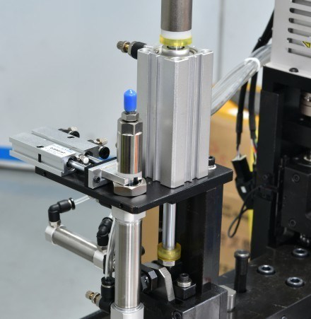 Σιδηρουργική μπάρα πρώτης ύλης Σιδηρουργική μηχανή για την κάλυψη γραφικών10-B 1.5MM Min End Length